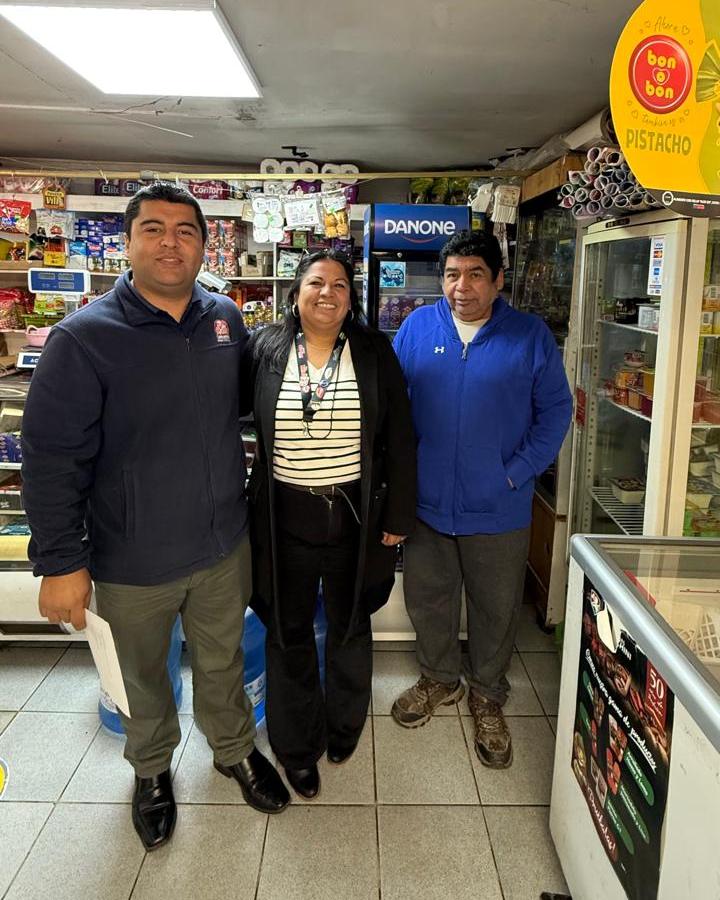 Equipo Di Venti junto a un cliente en su almacén